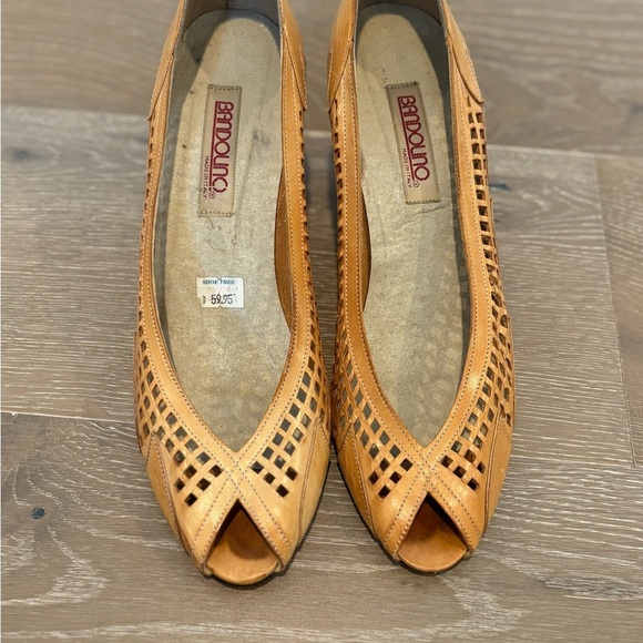 bandalino Shoes - Vntg Bandolino Women's Tan Peep Toe Flats 10